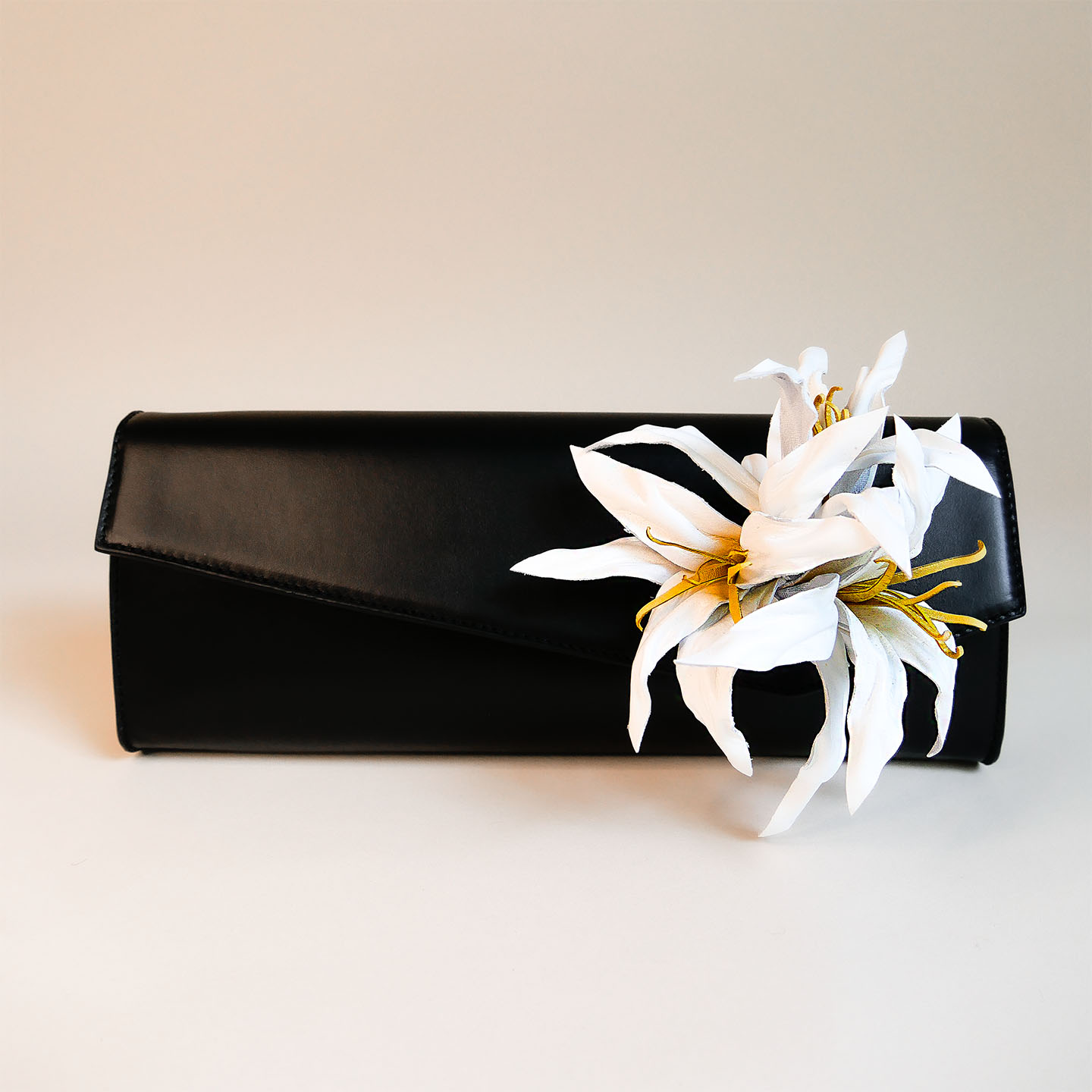 Clutch Posy von L'ANTOFOLIE mit Lederblume LILY, Frontansicht