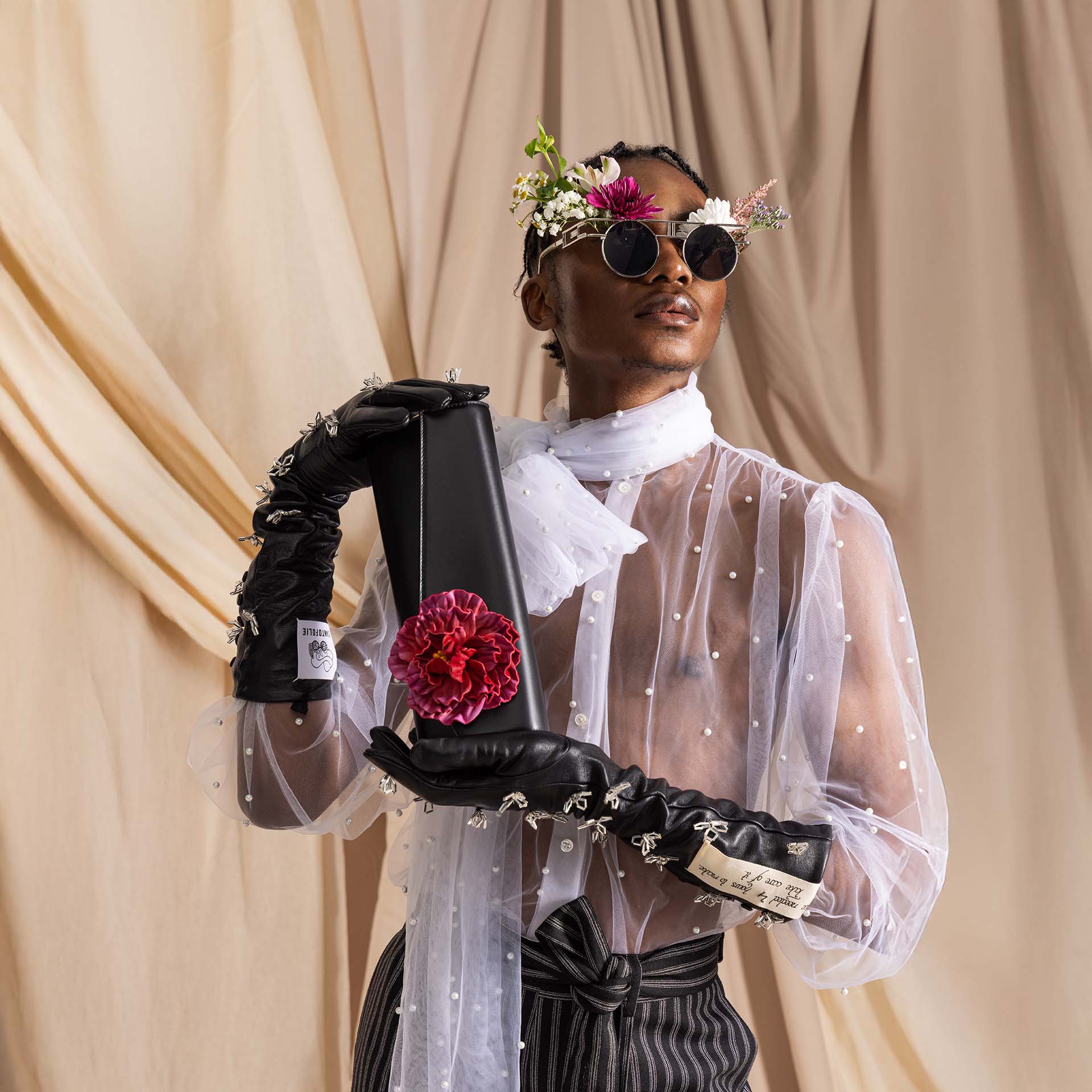 Clutch aus Leder mit wechselbarer Lederblume PEONY in Pink, getragen von Model