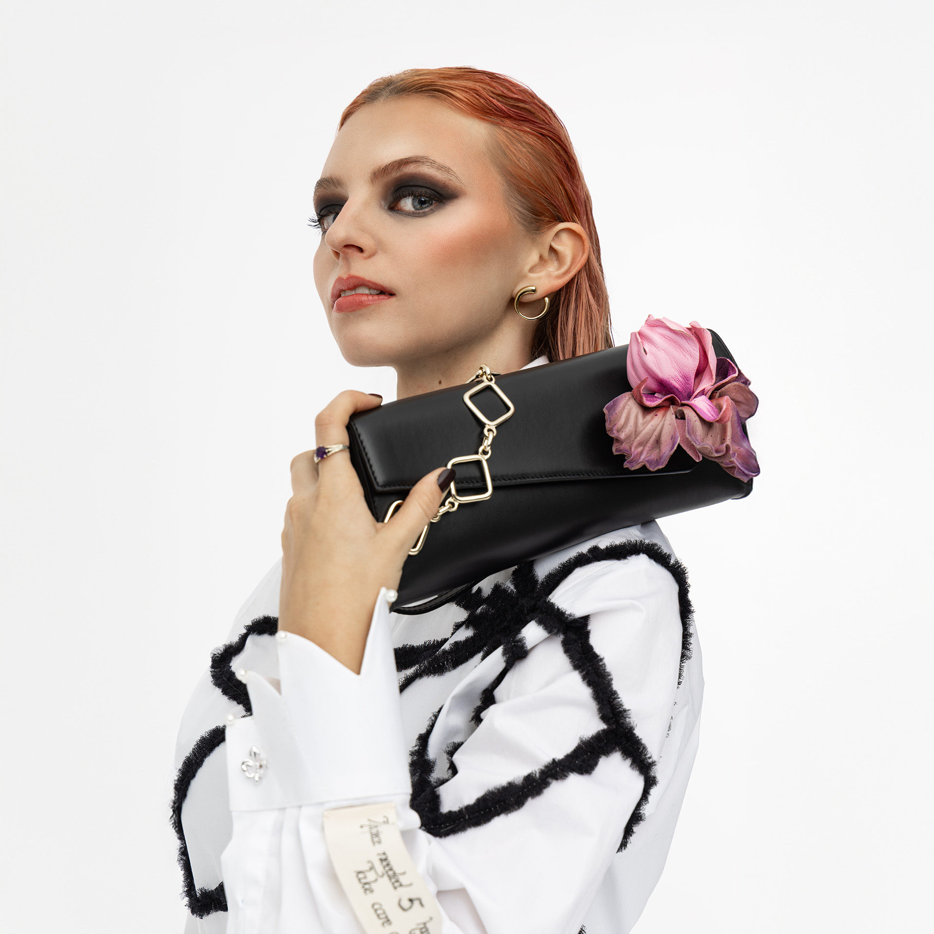 Abendtasche aus Leder schwarz Frontansicht mit Model