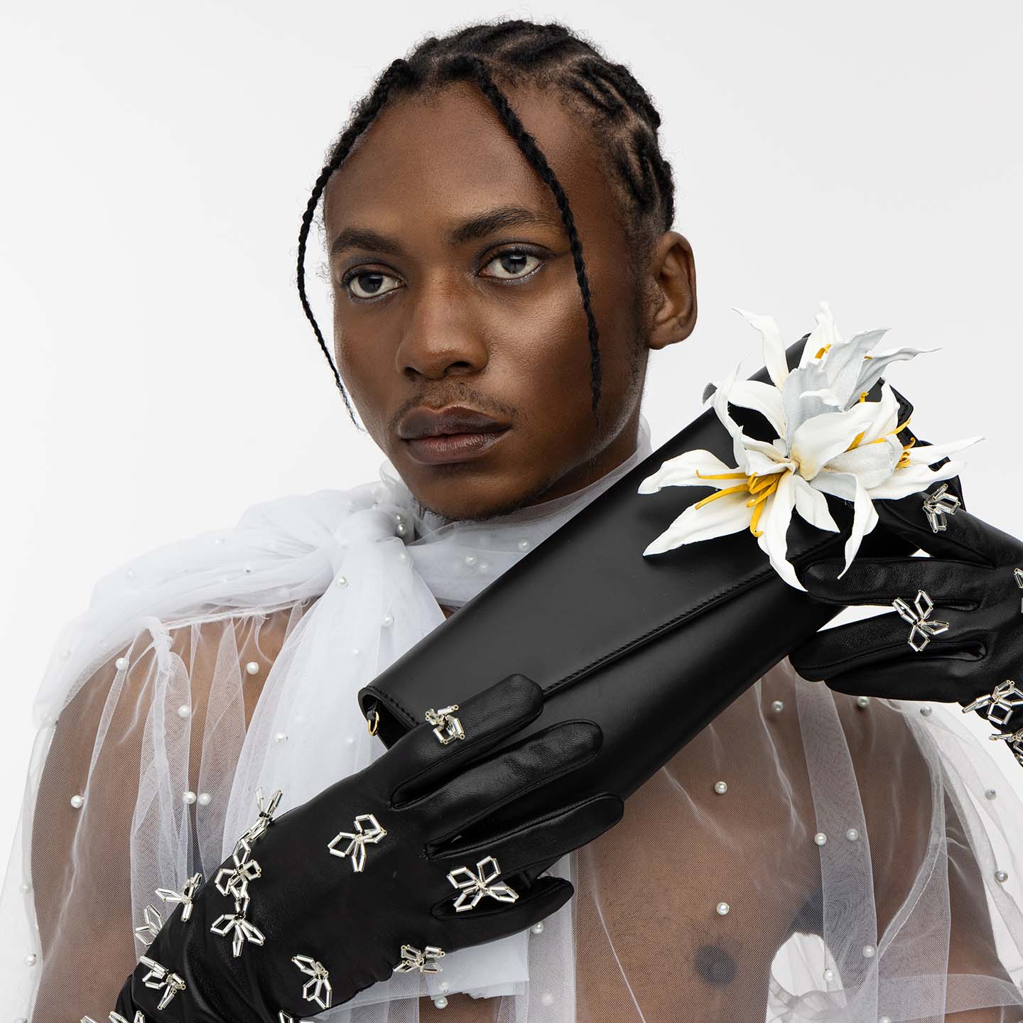 Abendtasche aus Leder schwarz mit Blume weiß Frontansicht mit Model