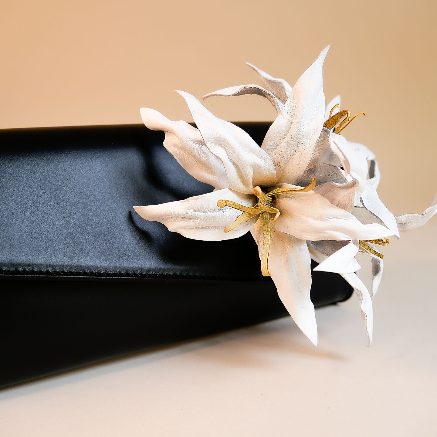 Abendtasche aus Leder schwarz Detailansicht Lilie weiß