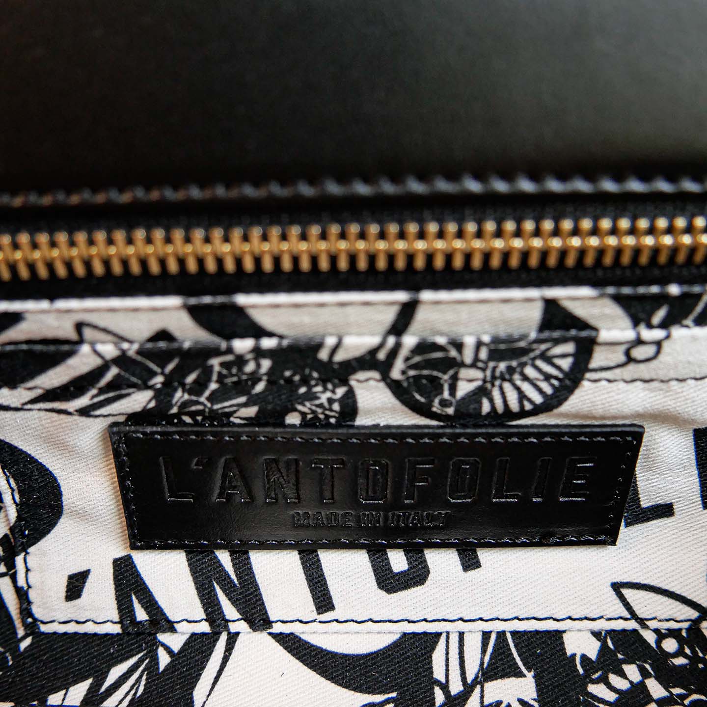 Abendtasche aus Leder schwarz Detailansicht mit Logoprägung innen