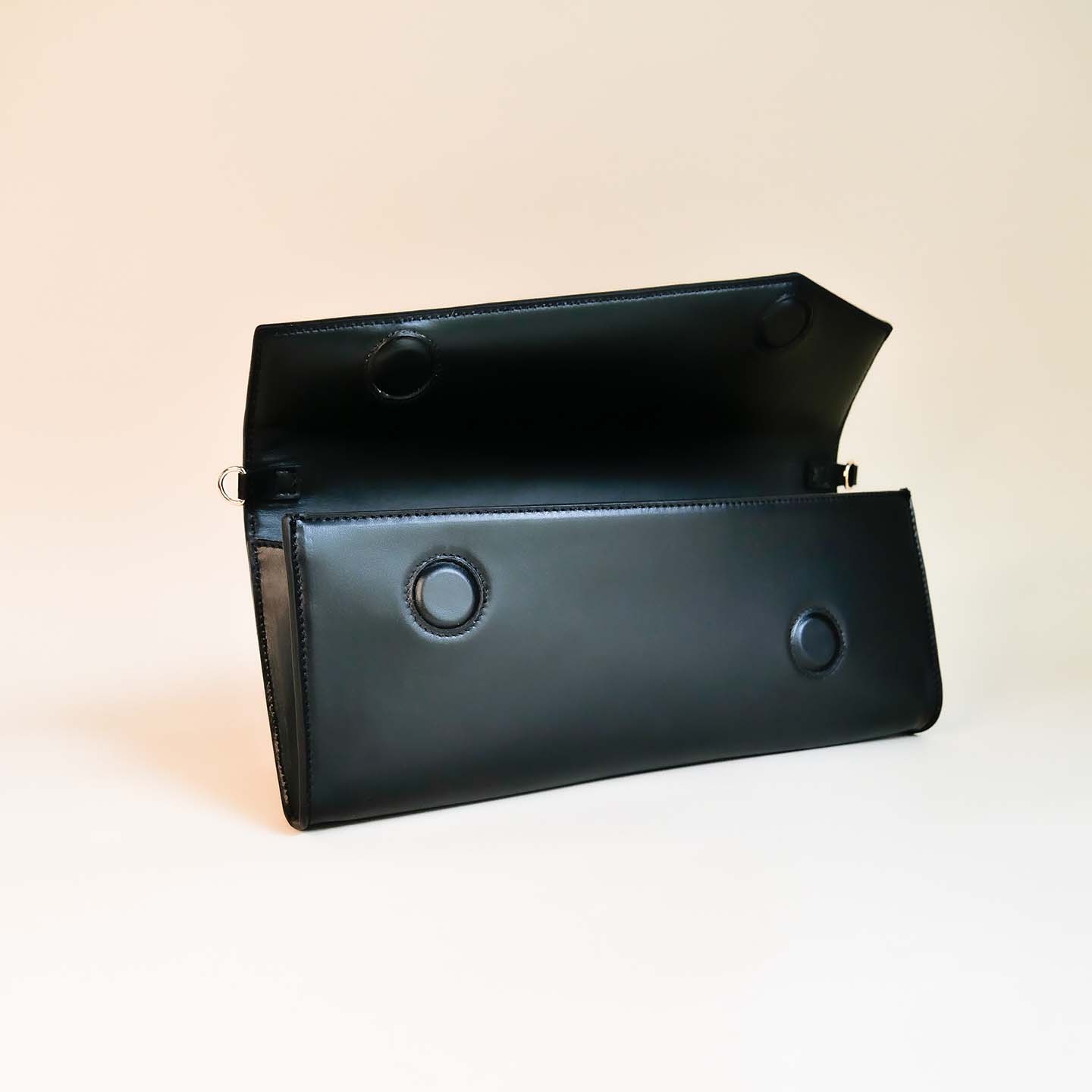 Abendtasche aus Leder schwarz Frontansicht offen