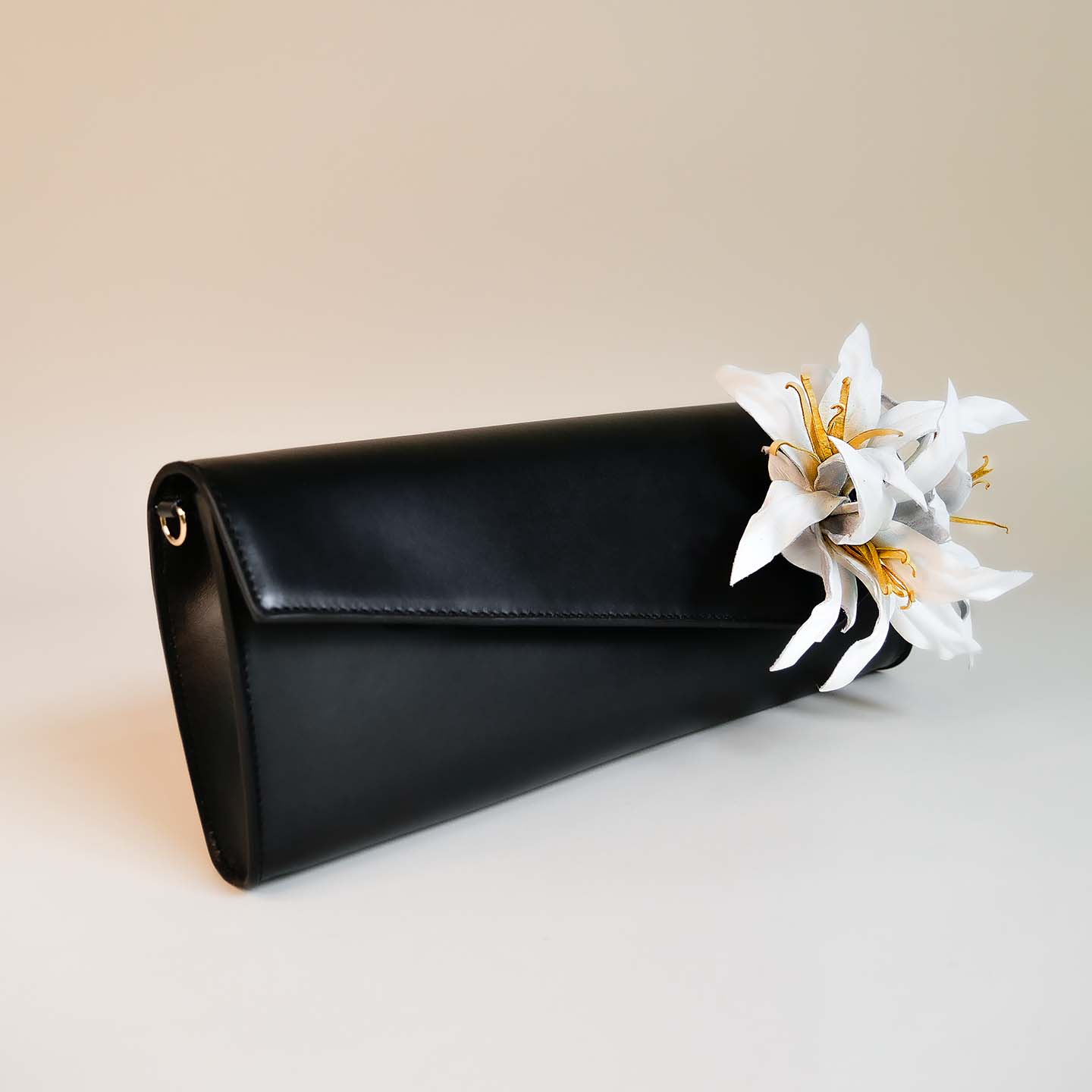 Abendtasche aus Leder schwarz Seitenansicht mit weißer Lilie