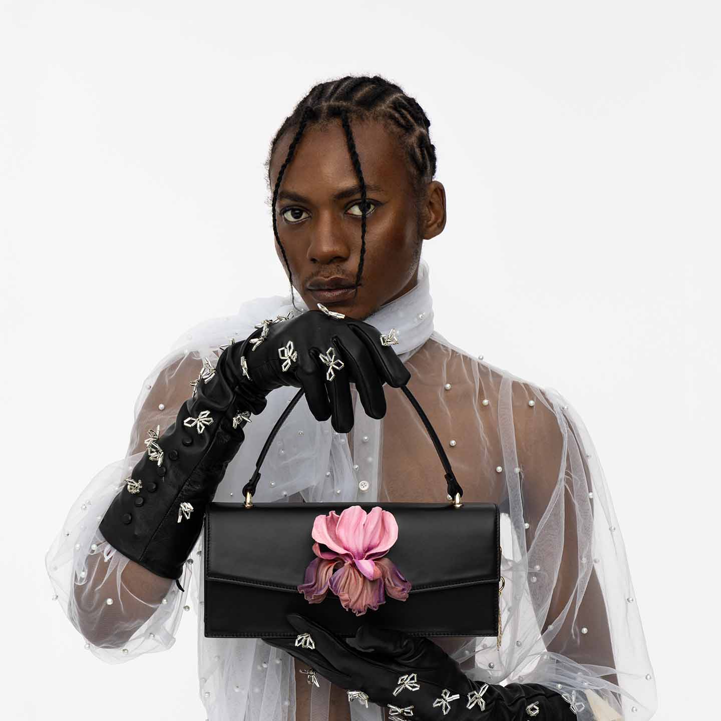 Hochwertige Lederhandtasche von L'ANTOFOLIE mit handgemachter Lederblume IRIS; gehalten von Model