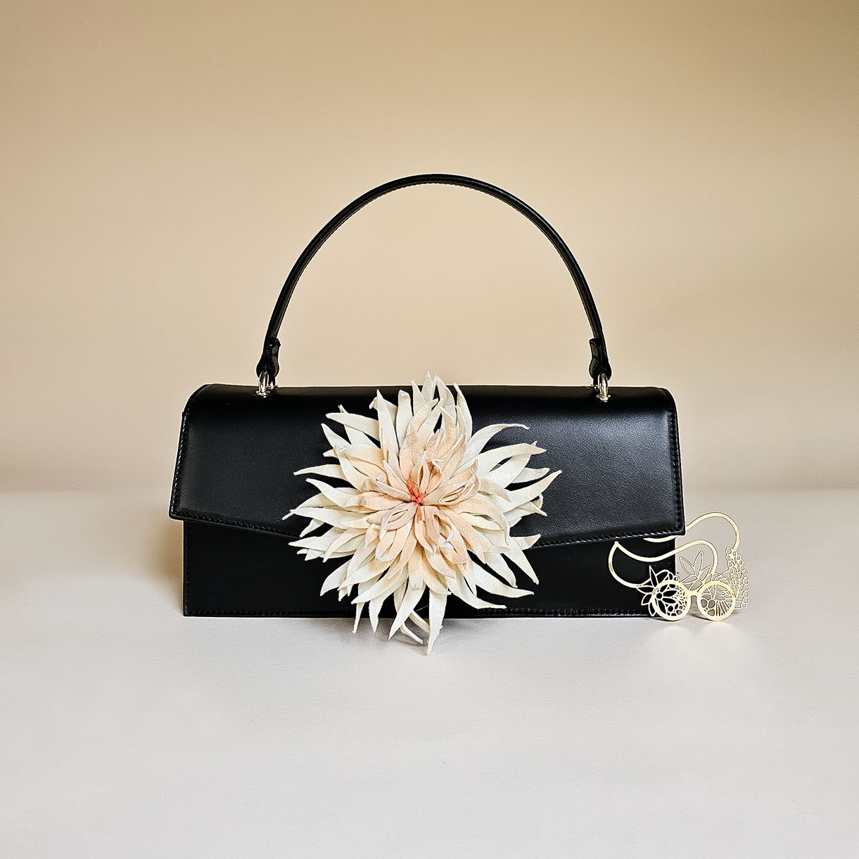 klassische Lederhandtasche GAIA von L'ANTOFOLIE mit Signature flower Dahlia