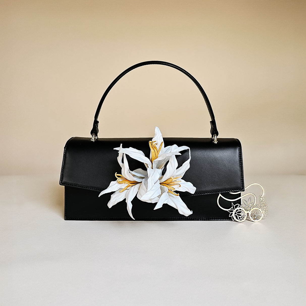 klassische Handtasche aus Leder mit wechselbarer Lederblume Lily von L'ANTOFOLIE
