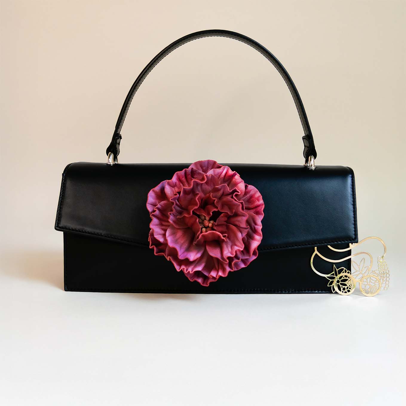 klassische Lederhandtasche von L'ANTOFOLIE mit Pfingstrose in Pink, Frontansicht