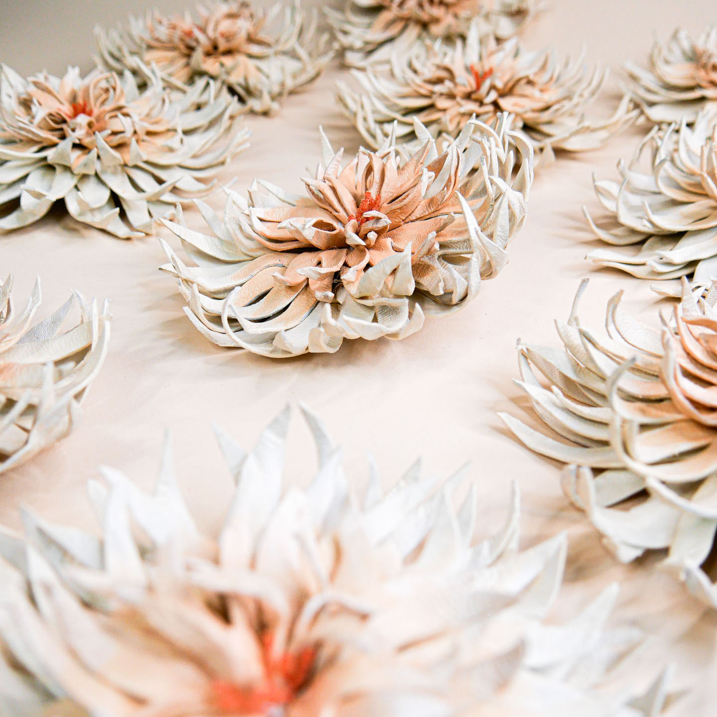 Gesammelte Ansicht der Lederblume Dahlia für exklusive Handtaschen von L'ANTOFOLIE