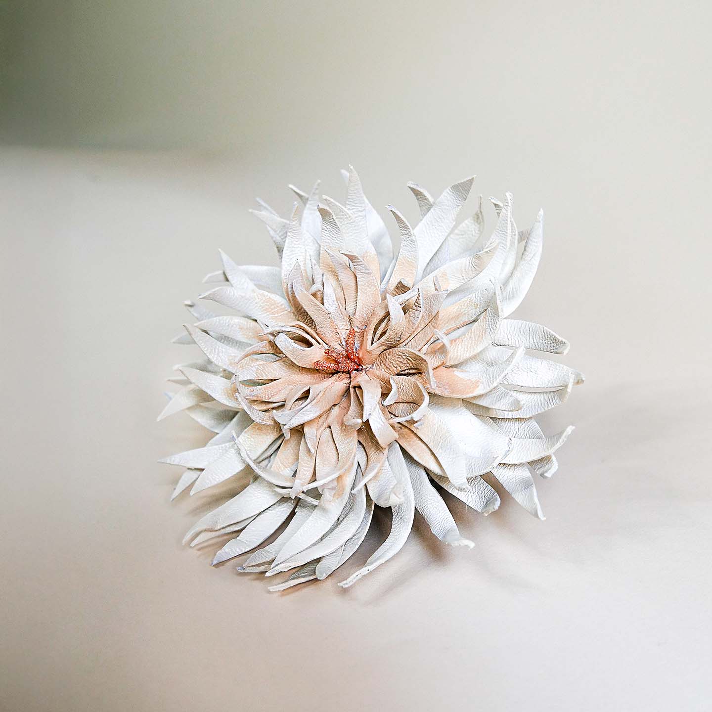 Signature flower No.01.01 Dahlia-austauschbar an allen Handtaschen von L'ANTOFOLIE