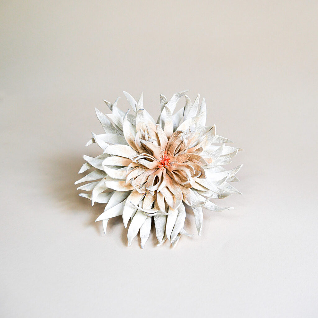 Handgefertigte Lederblume Dahlia zum anklicken an L'ANTOFOLIE Lederhandtaschen