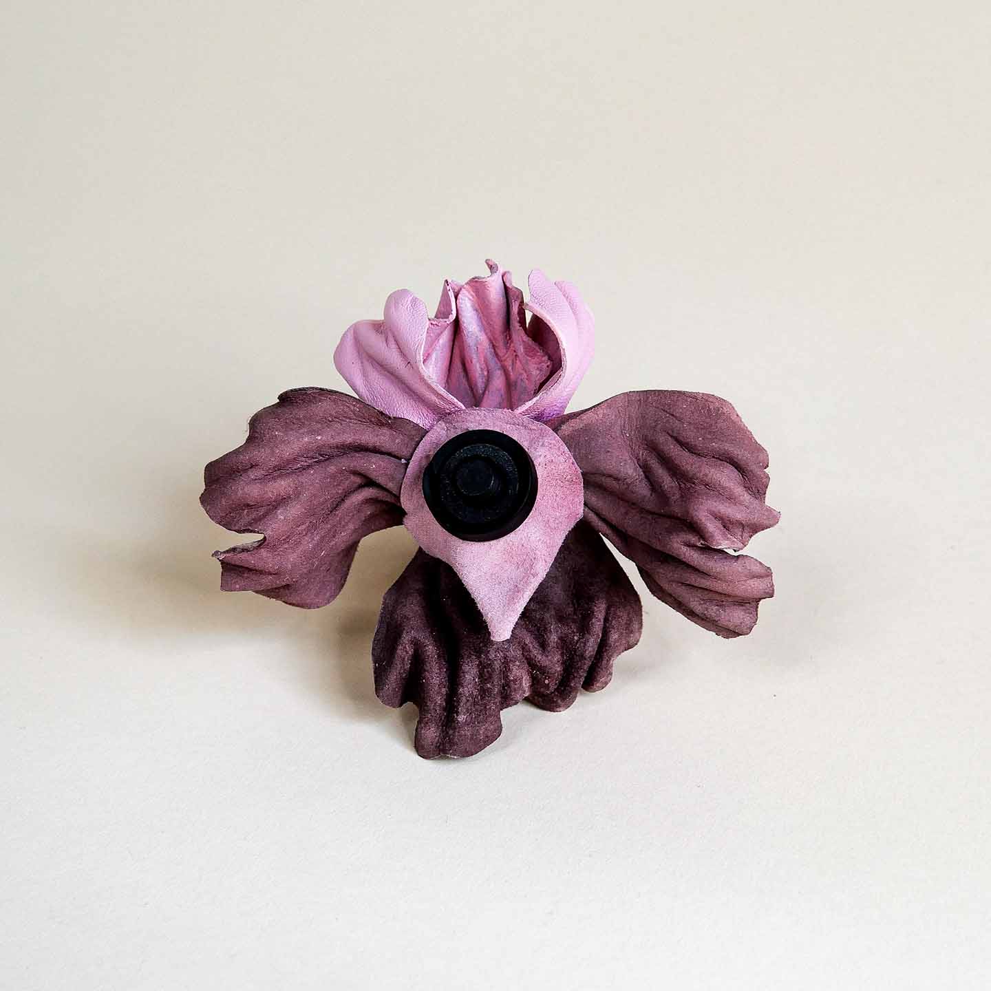 Lederblume IRIS für Handtaschen von L'ANTOFOLIE, Rückansicht