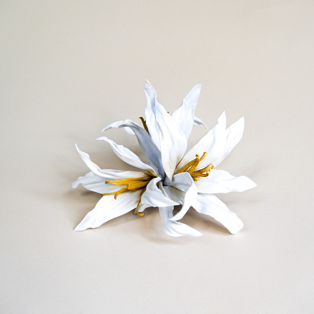 Lederblume Lily ansteckbar an exklusive Handtaschen von L'ANTOFOLIE, Frontansicht