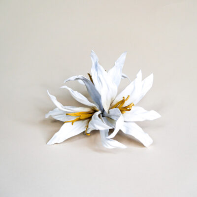 Lederblume Lily ansteckbar an exklusive Handtaschen von L'ANTOFOLIE, Frontansicht