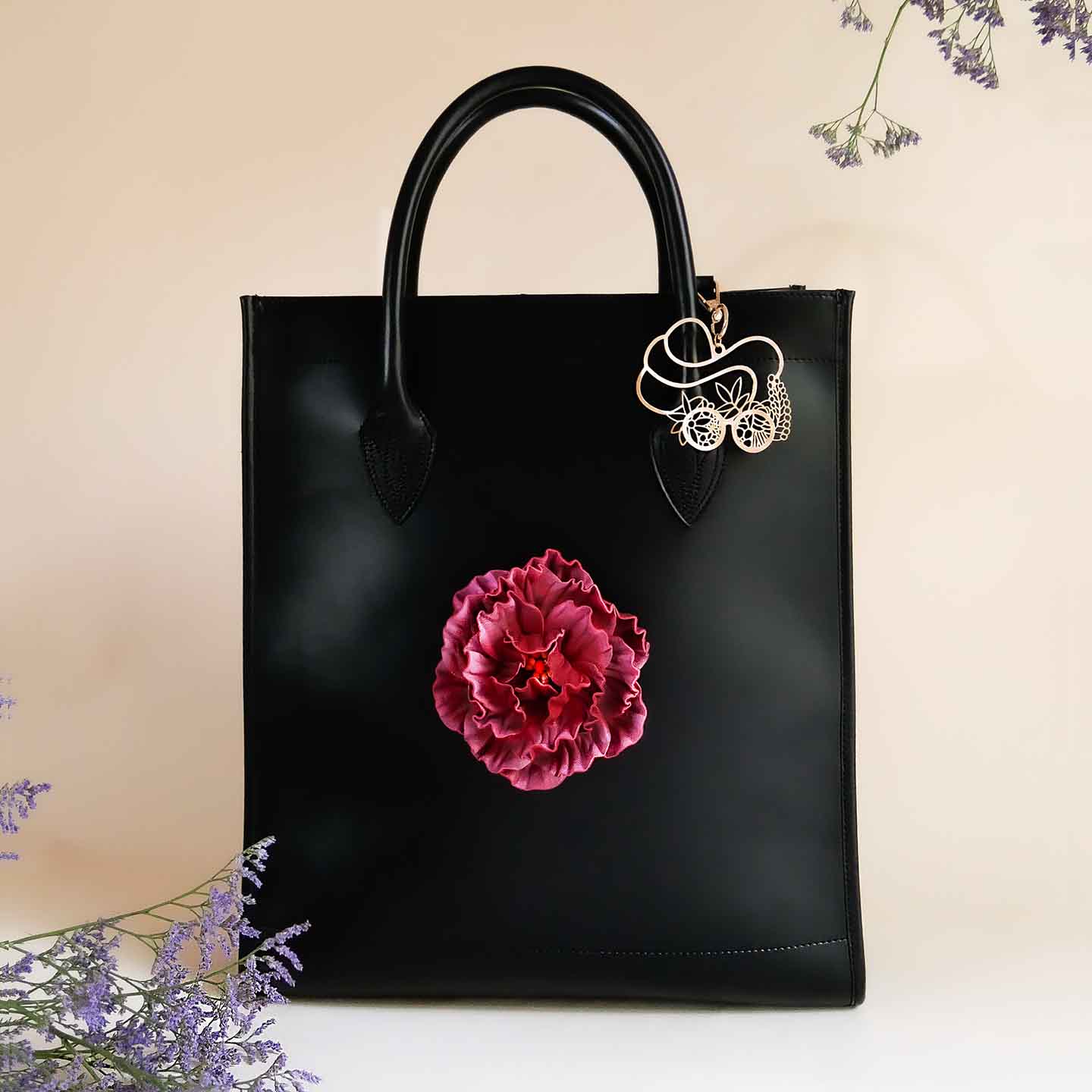 Shopper aus Leder mit wechselbarer Lederblume in pink von L'ANTOFOLIE