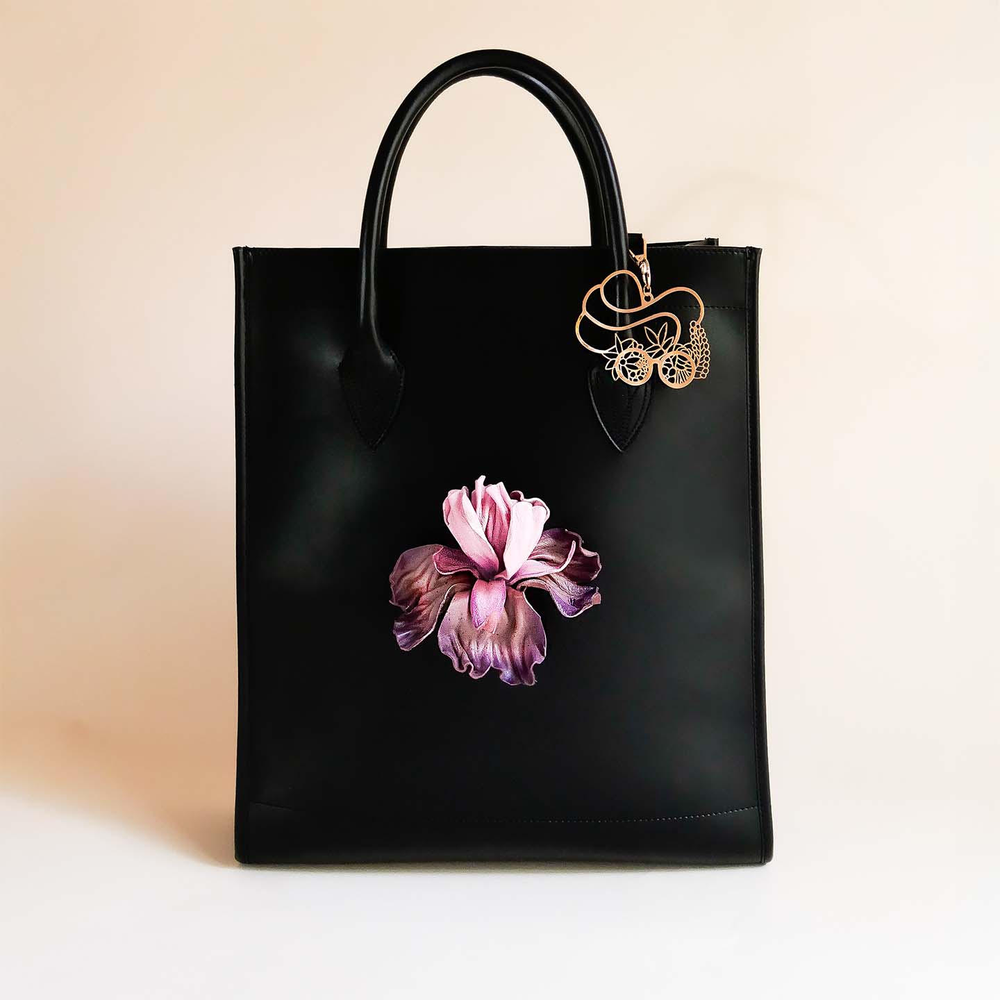 Tote Bag aus Leder mit wechselbarer Blume aus Leder, IRIS, Frontansicht