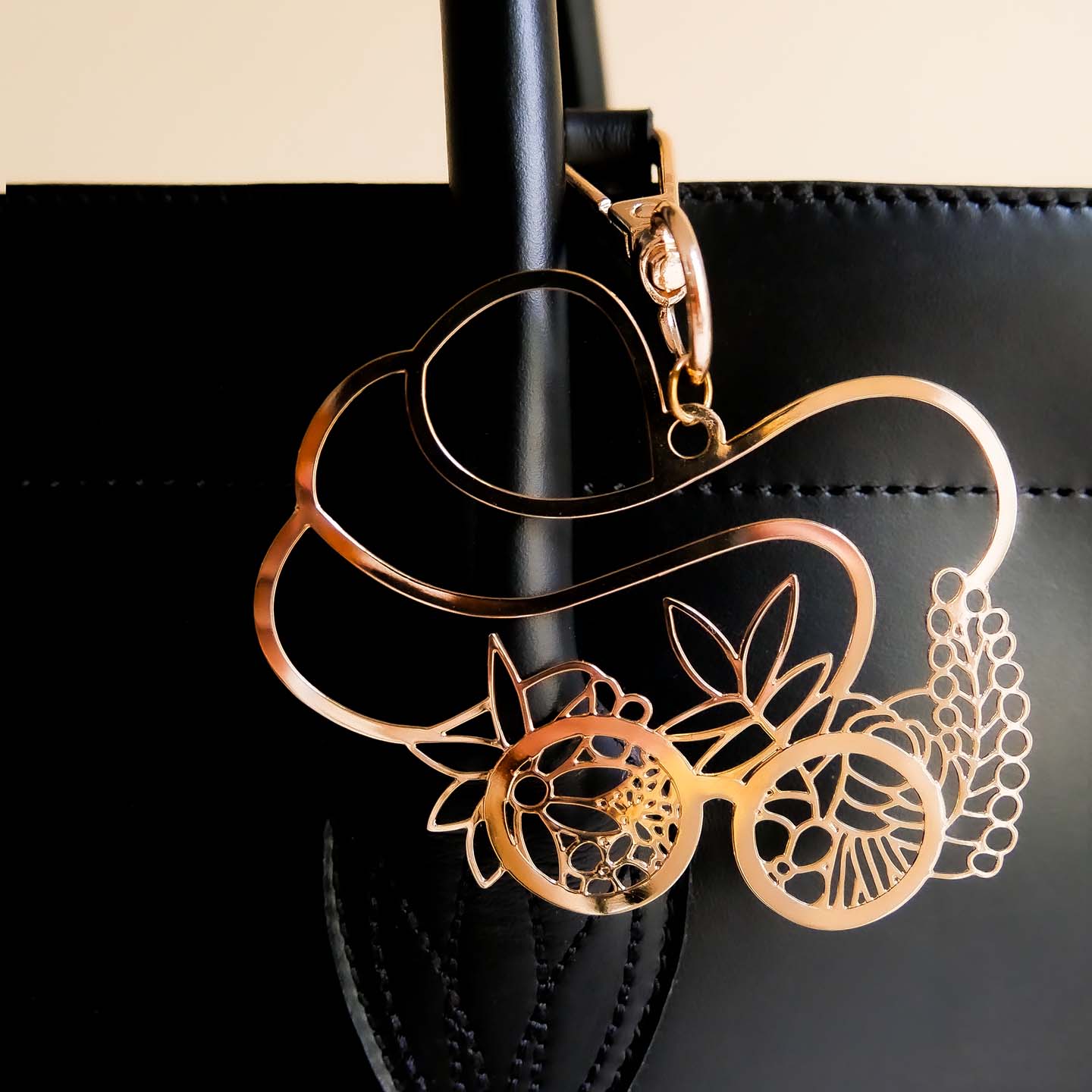 Eleganter Shopper aus Leder schwarz Anhaenger Logo gold