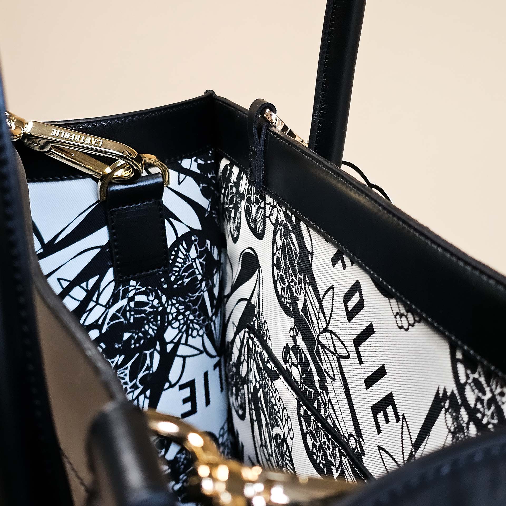 Eleganter Shopper aus Leder schwarz Detailansicht innen