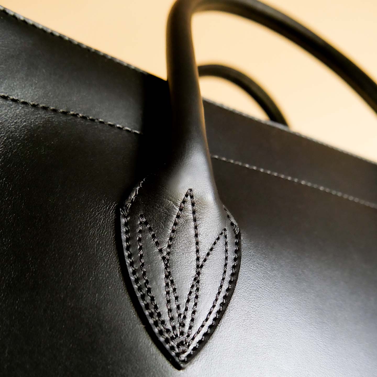 eleganter Shopper aus Leder schwarz Detailansicht Tragegriff