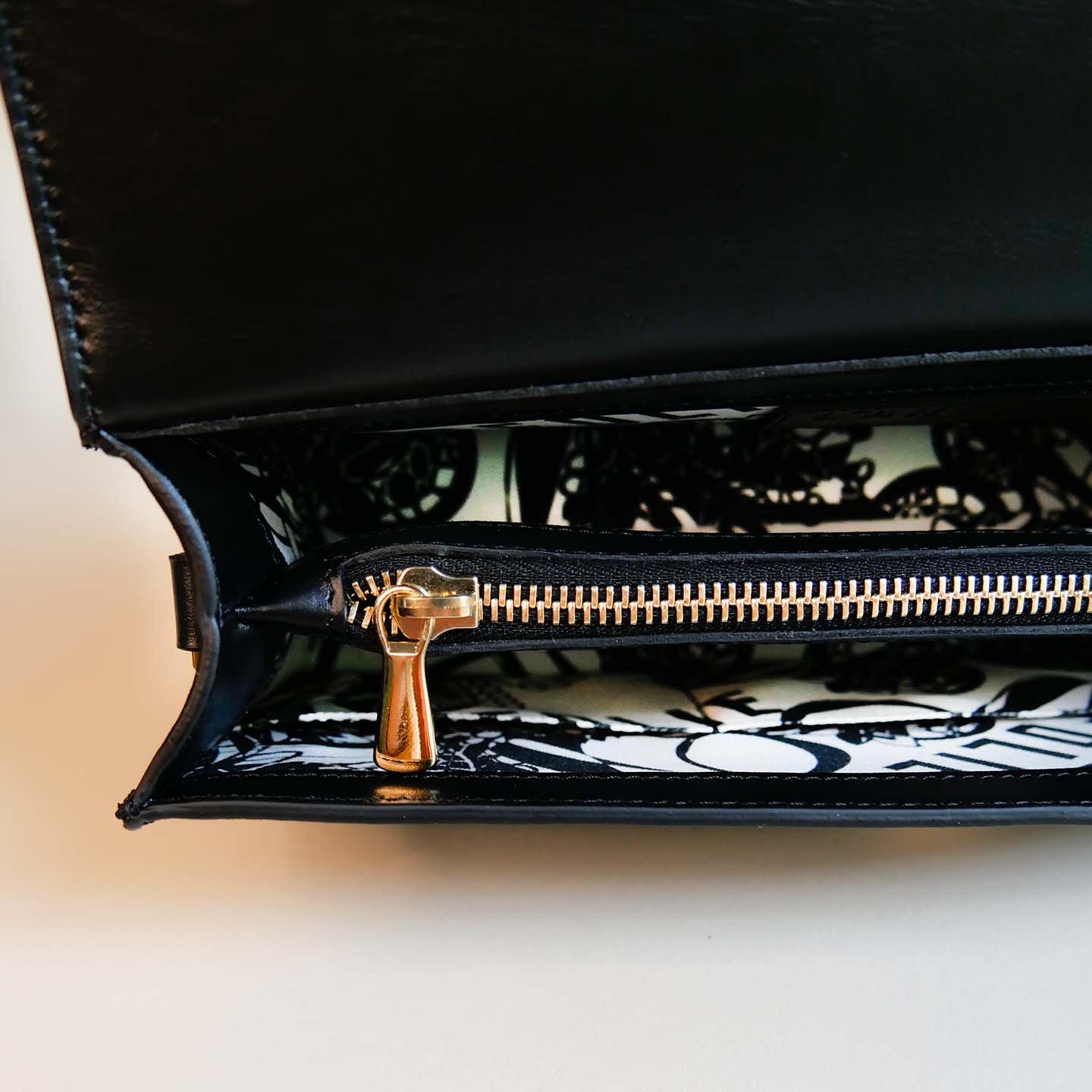 klassische Lederhandtasche schwarz Innenansicht