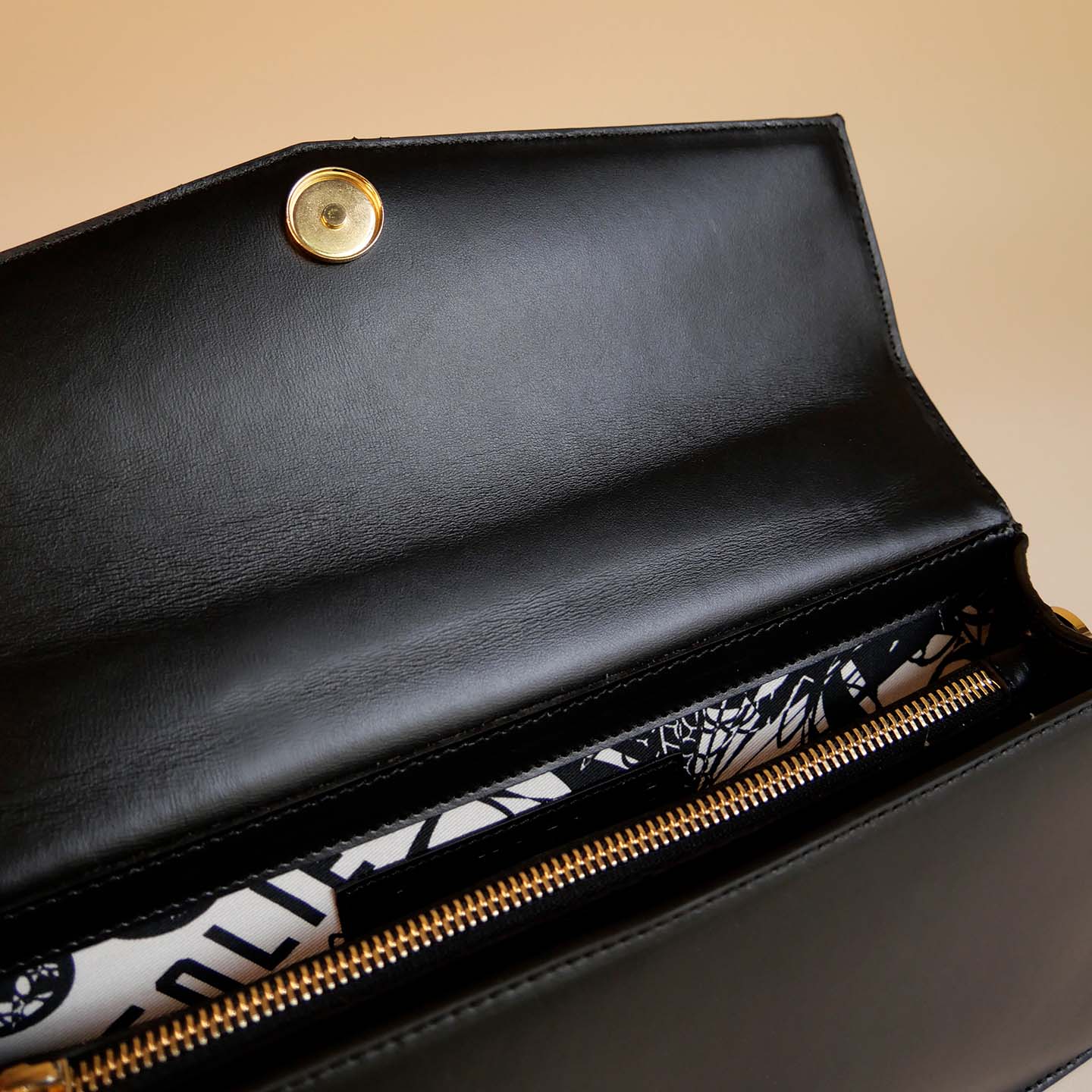 klassische Lederhandtasche schwarz offen