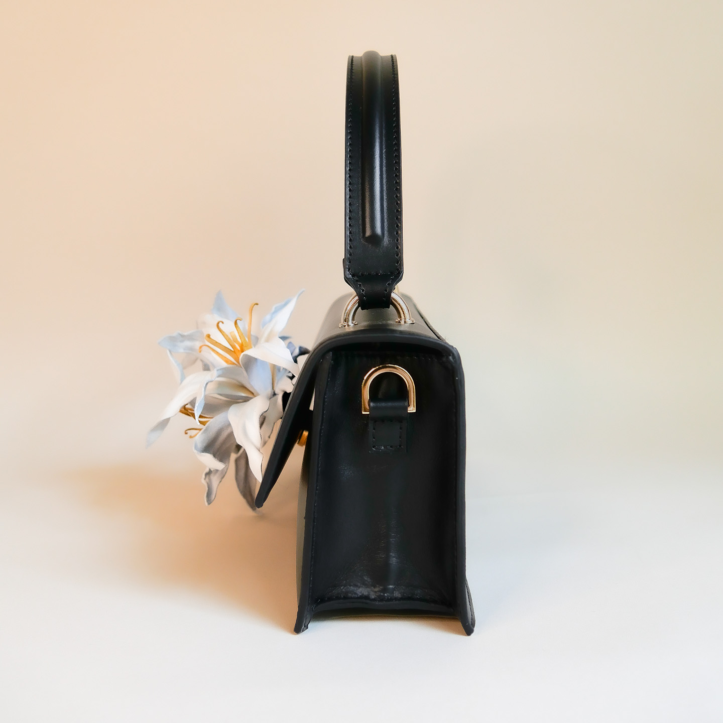 Klassiche Lederhandtasche Seitenansicht Lilie
