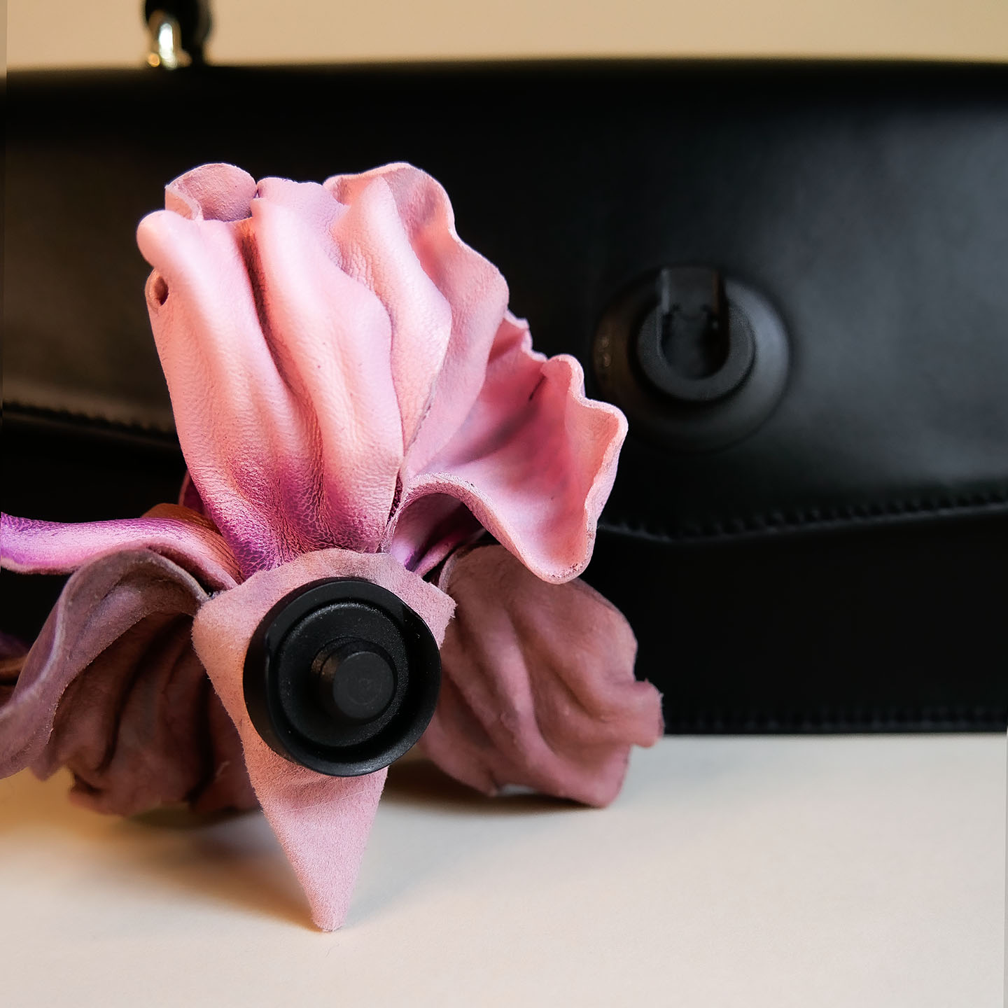 Klassische Lederhandtasche schwarz Verschluss mit Blume
