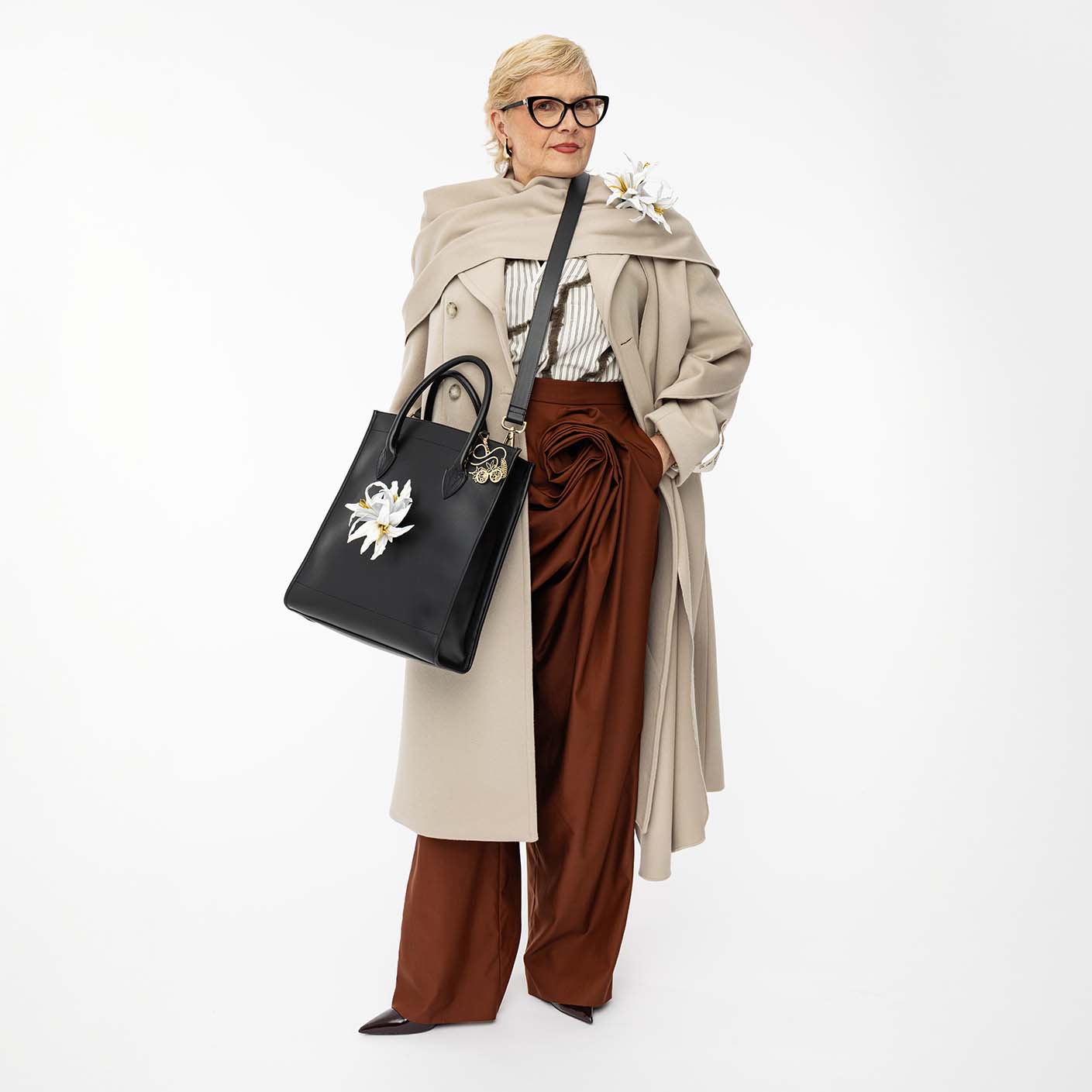 Shopper aus Leder für Damen in schwarz mit Blume Crossbody Ansicht