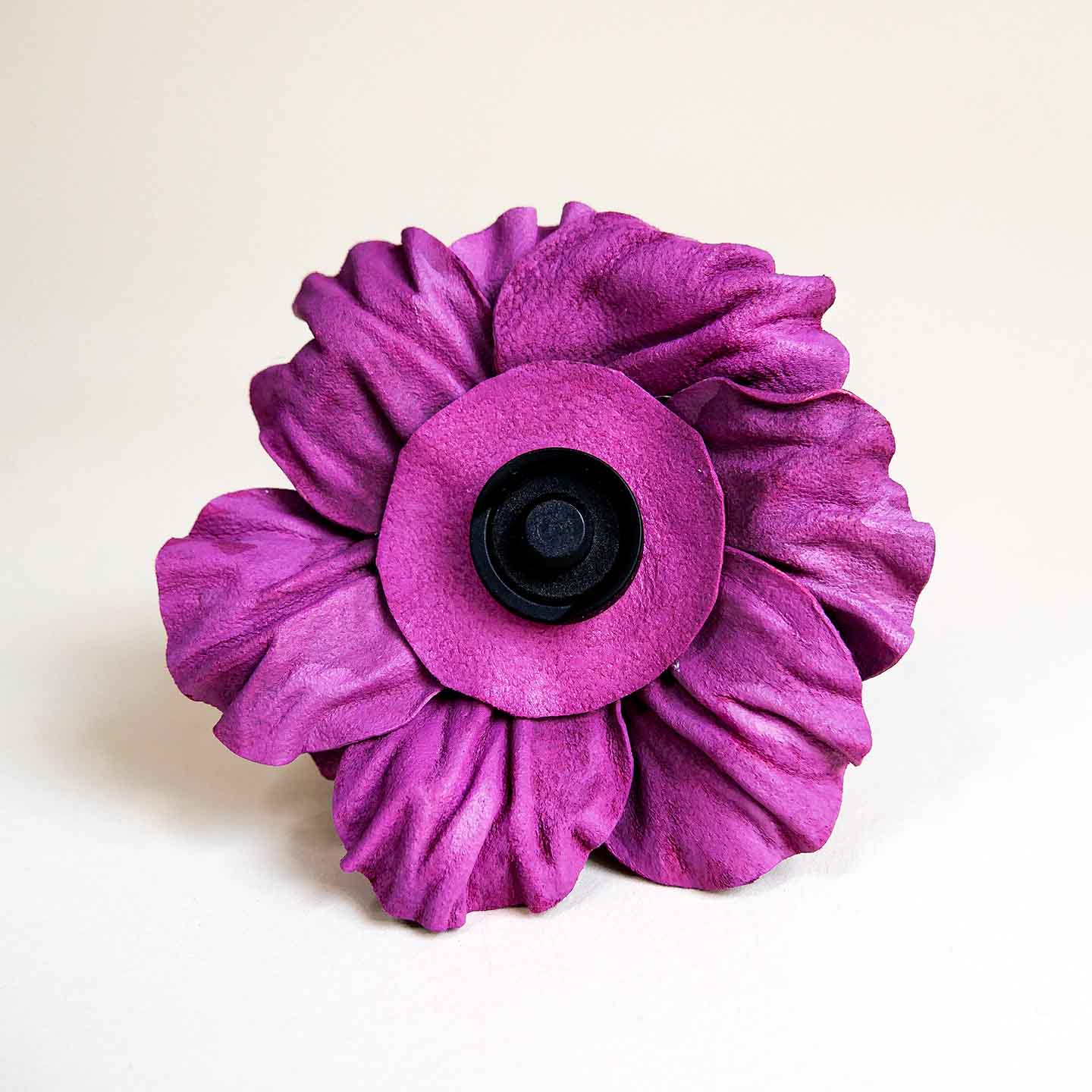 Blume aus Leder in violett als Pfingstrose für L'ANTOFOLIE Handtasche