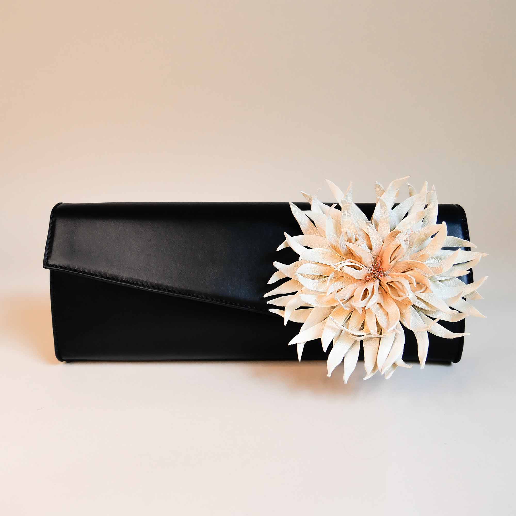 Clutch aus Leder in schwarz mit Blume Dahlie in creme