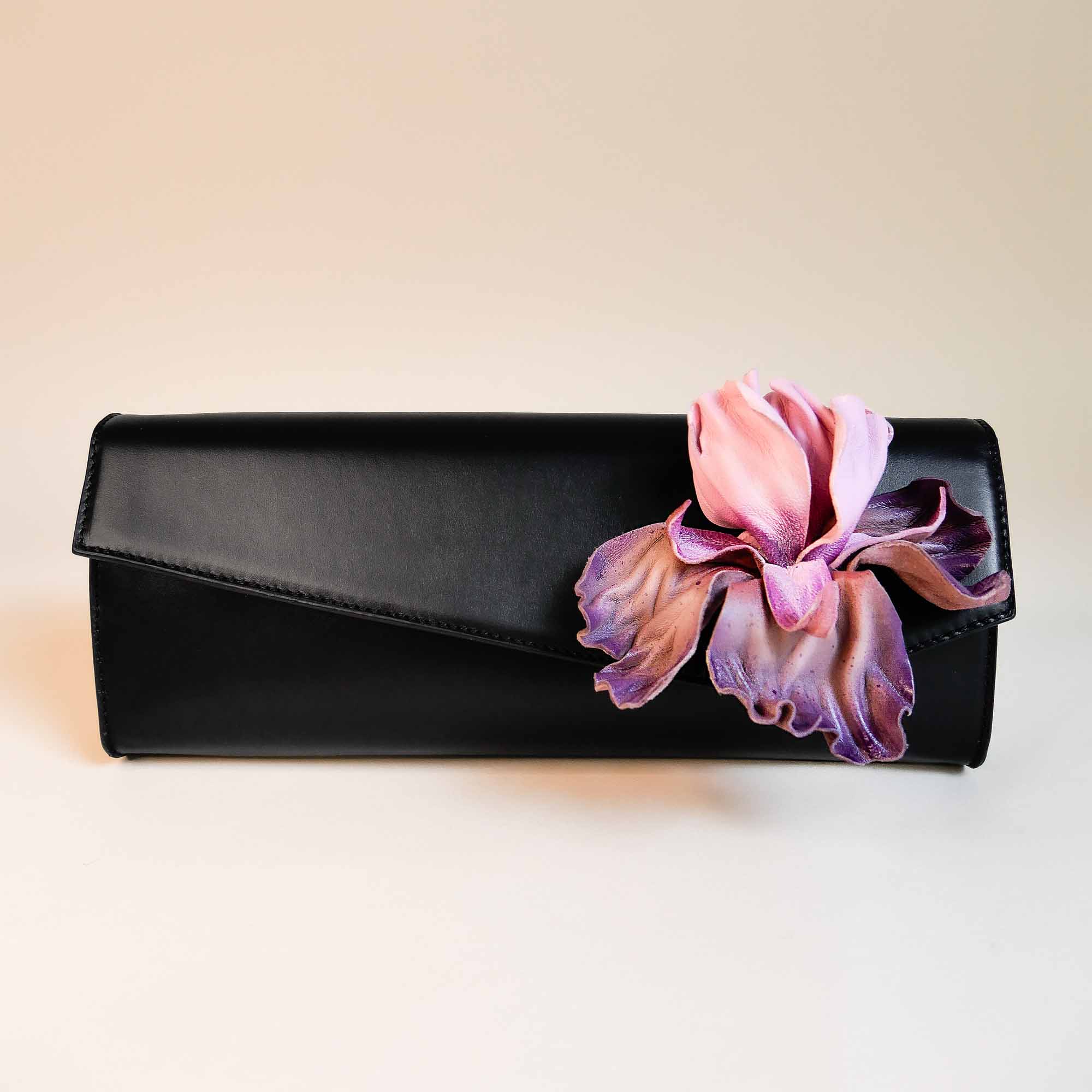 Clutch aus Leder mit Blume Iris
