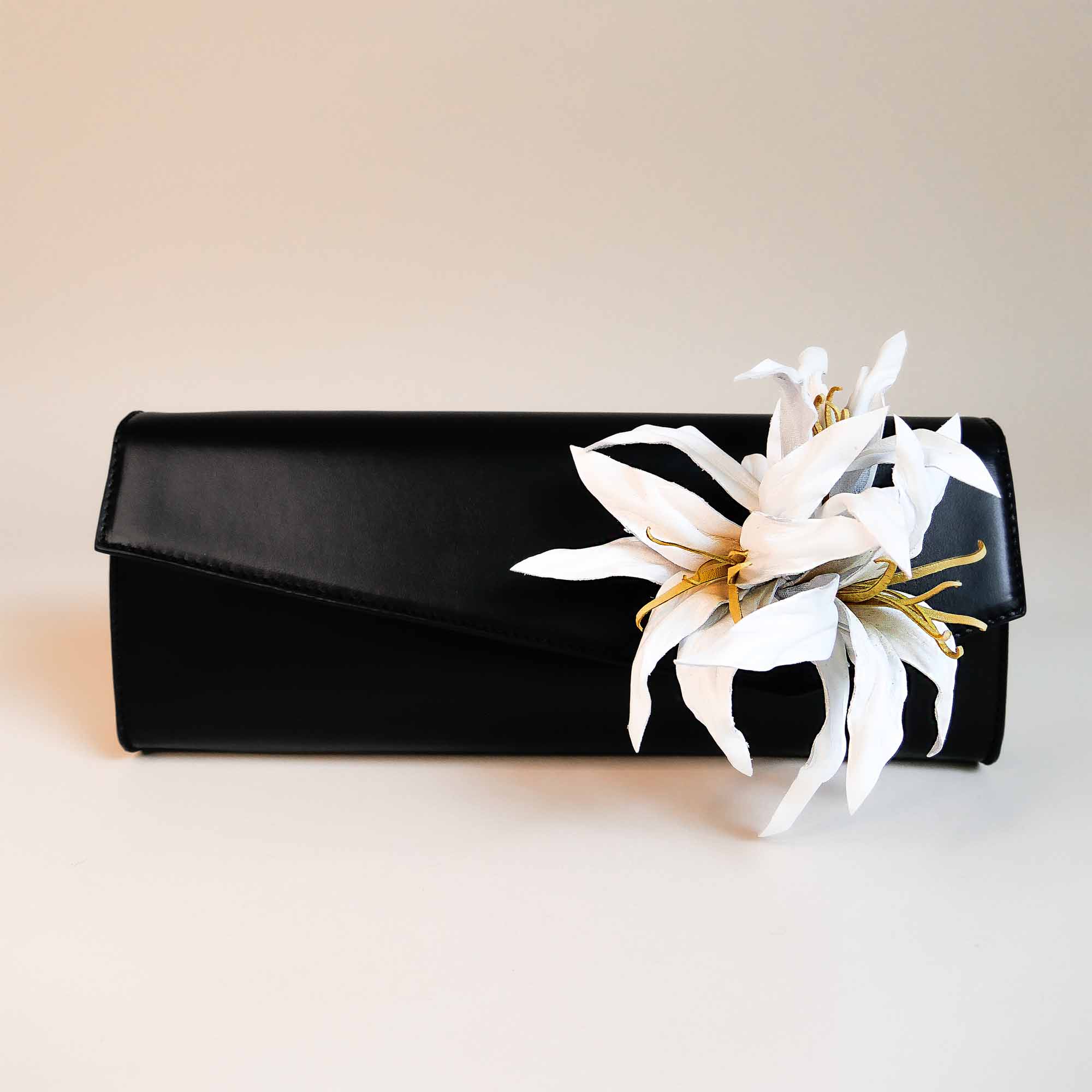 Clutch aus Leder, schwarz, mit weißer Lilie
