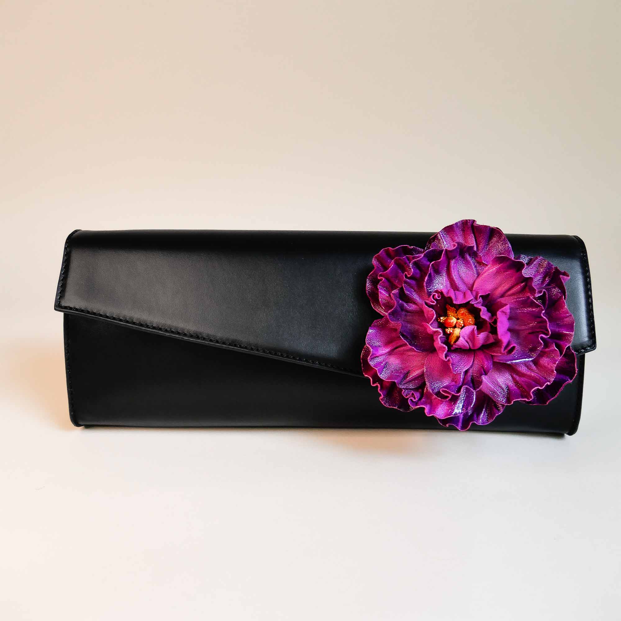 Clutch aus schwarzem Leder mit Blume, Peony violett