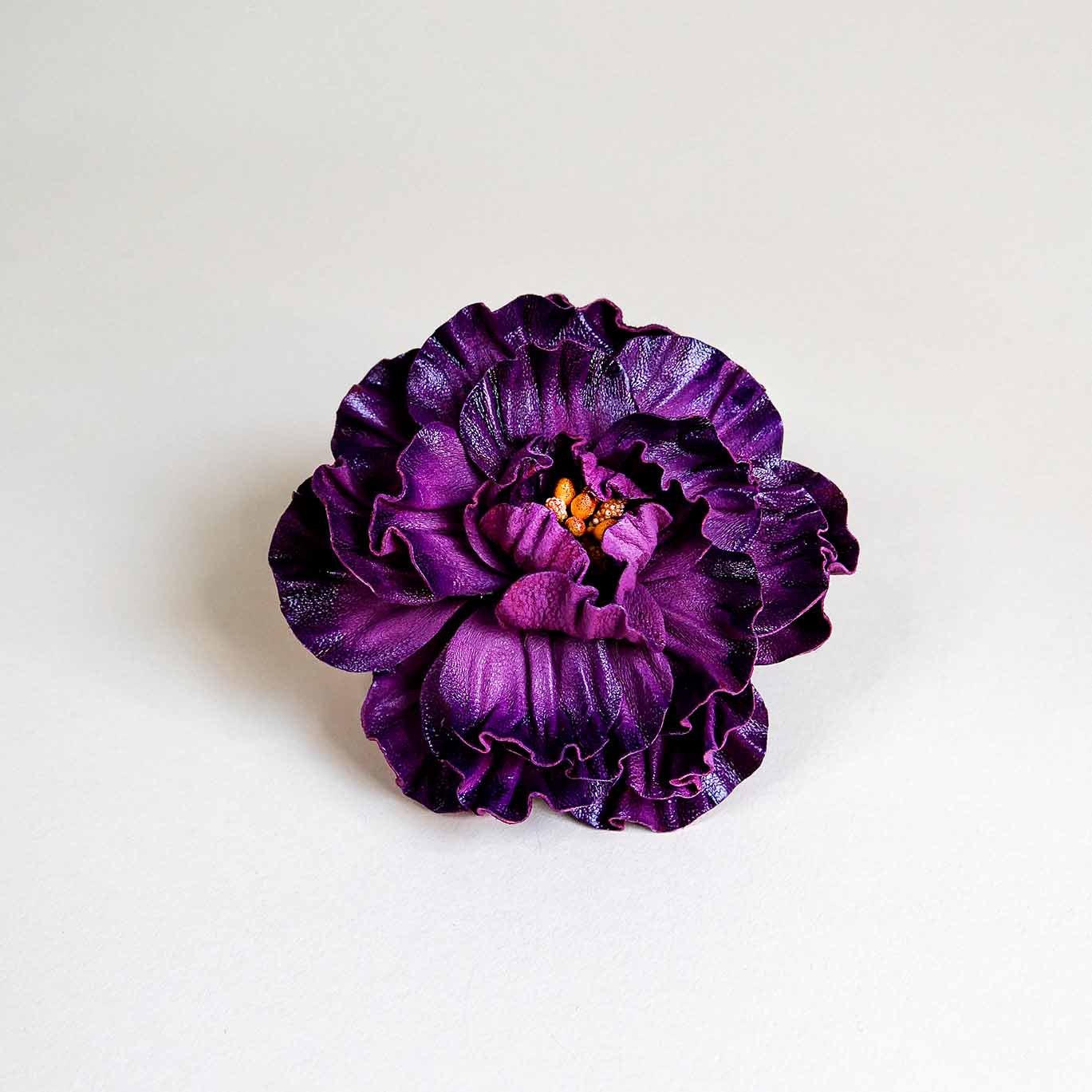 Lederblume PEONY violett für Lederhandtaschen von L'ANTOFOLIE, Frontansicht
