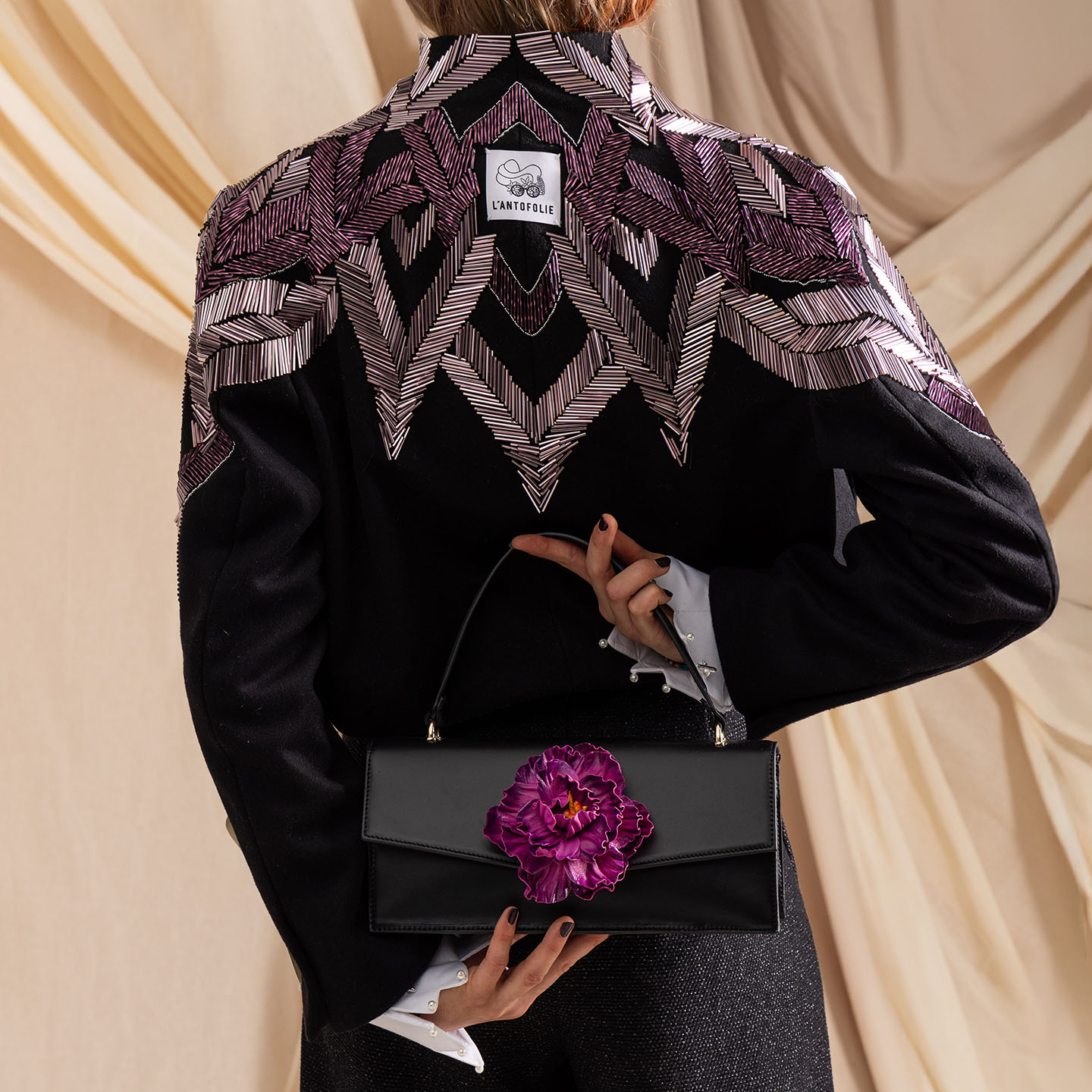 Lederhandtasche mit Blume PEONY in violett von L'ANTOFOLIE