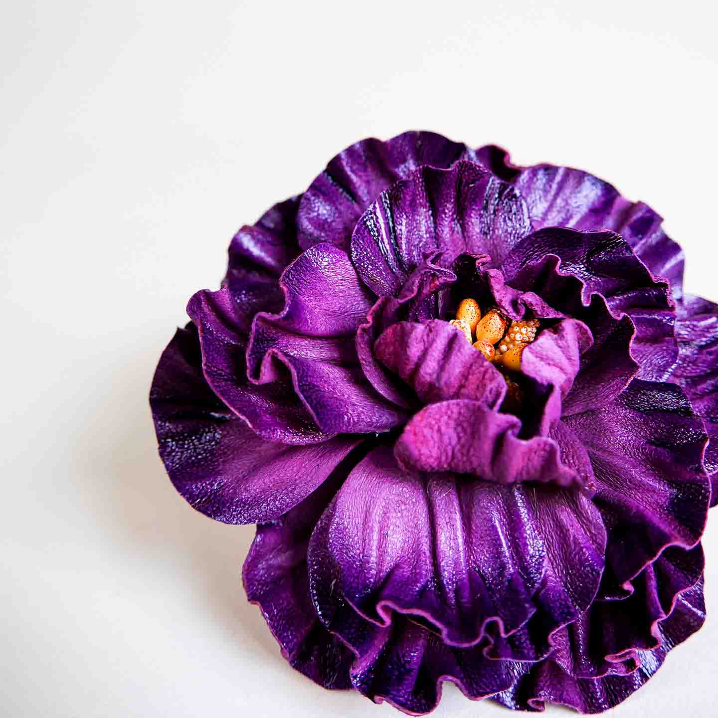Pfingstrose aus Leder PEONY in violett für Handtasche von L'ANTOFOLIE, Detailansicht
