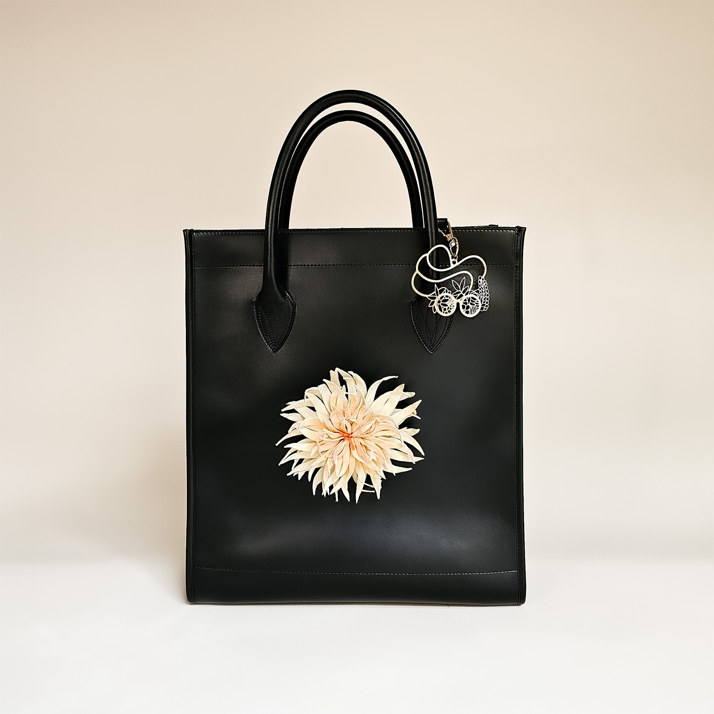 Shopper aus Leder in schwarz mit weißer Dahlienblüte