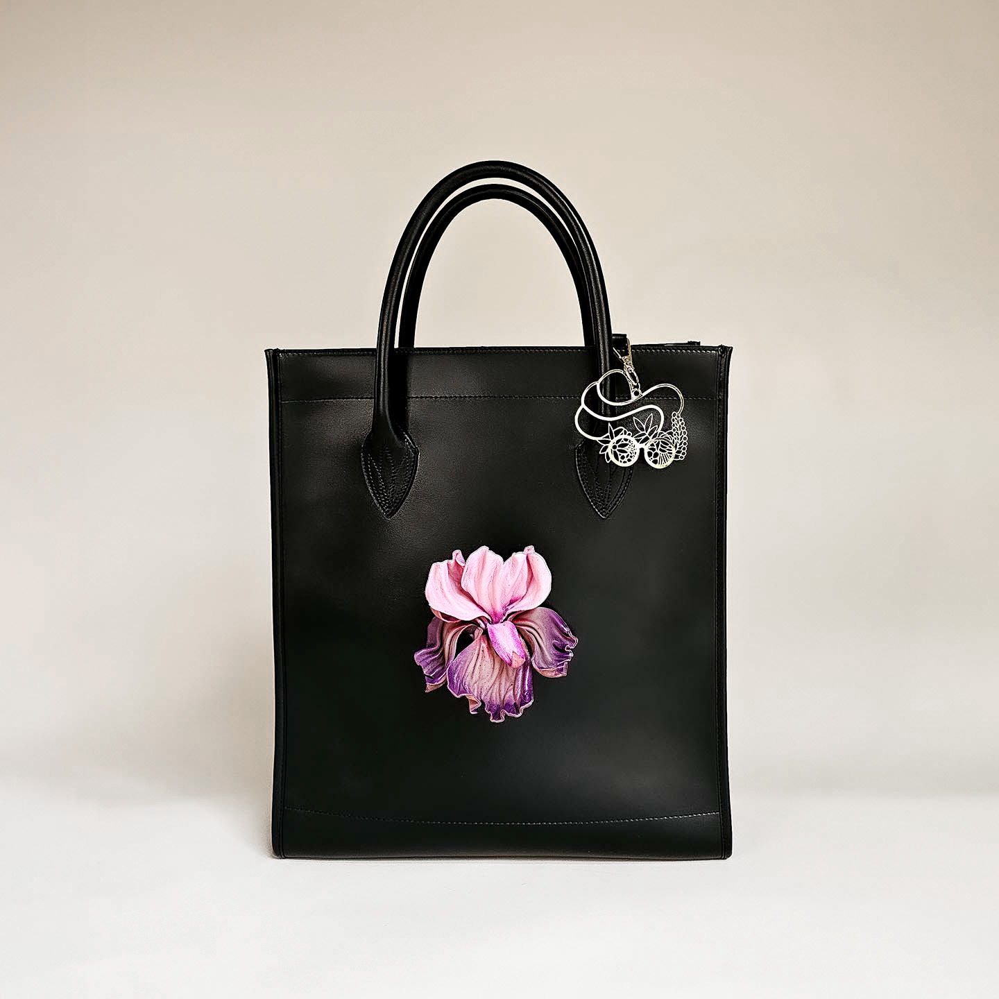 Ledershopper schwarz mit lila Blume Iris