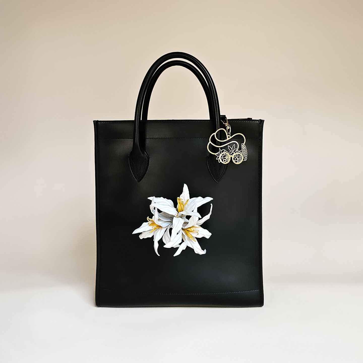 Shopper aus Leder in schwarz mit Blume Lillie weiß