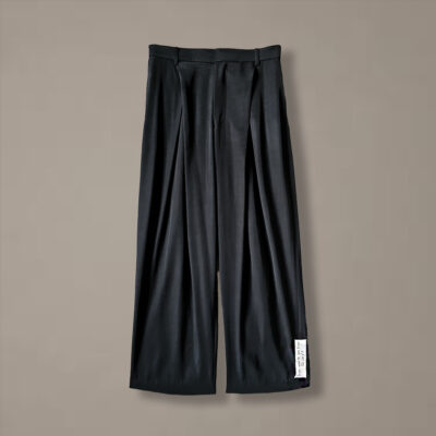 Hose mit Scherenfalten