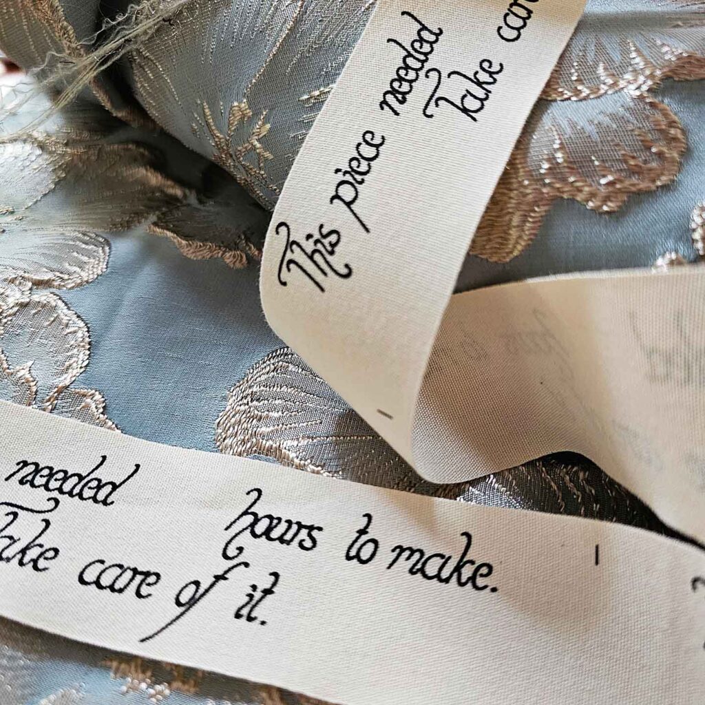 Etikett von L'ANTOFOLIE für Zeitangabe über Herstellungszeit des Kleidungsstückes