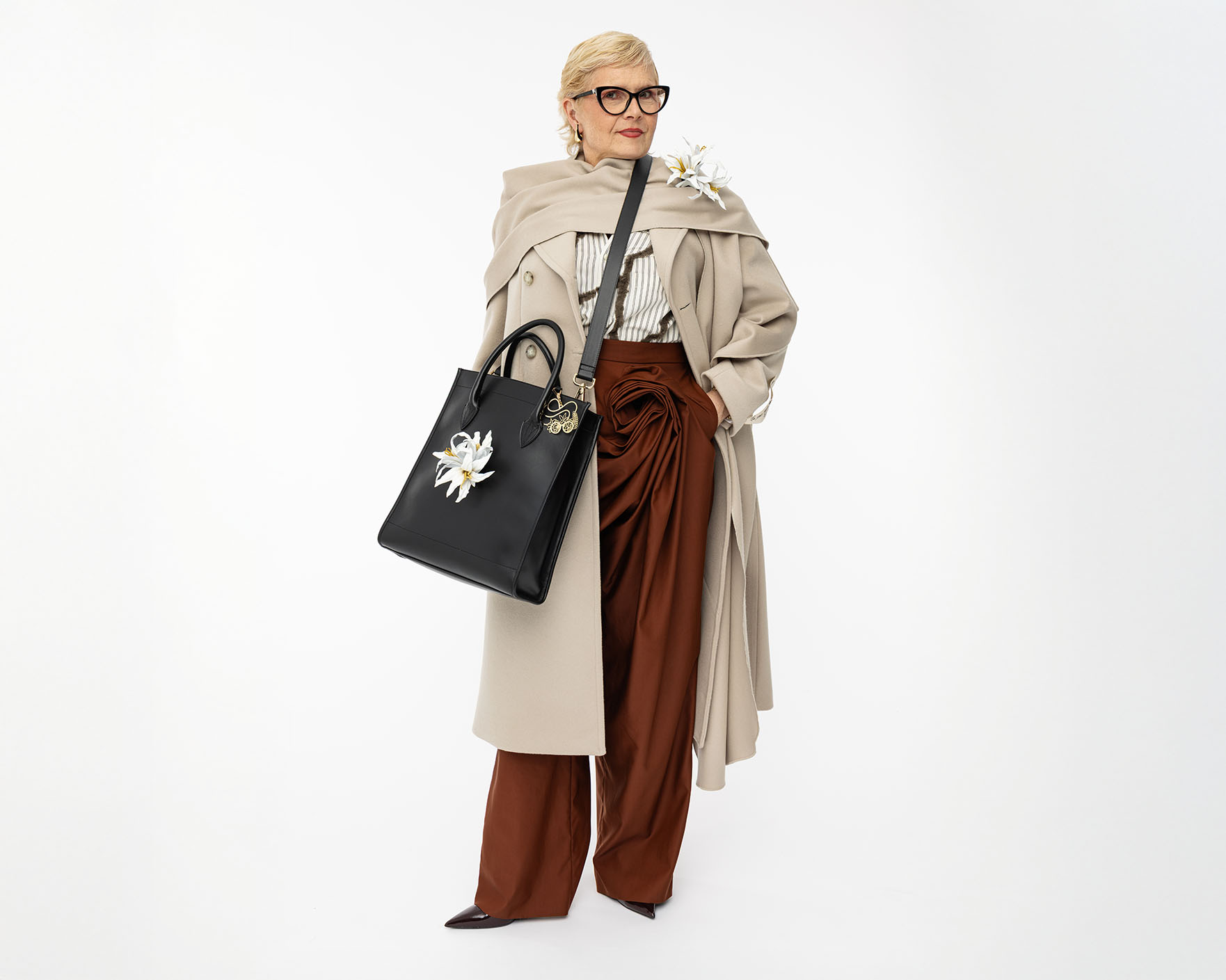 Shopper-Tasche Bouquet aus schwarzem Leder mit abnehmbarer Dahlienblume, getragen von Model als Umhängetasche