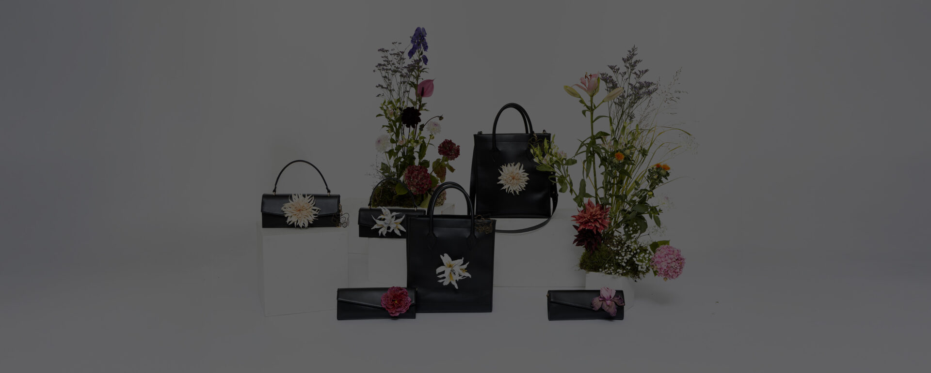 Exklusive Blumen Handtaschen aus Leder von L'ANTOFOLIE, gesammelte Studiofotografie mit Blumendekoration