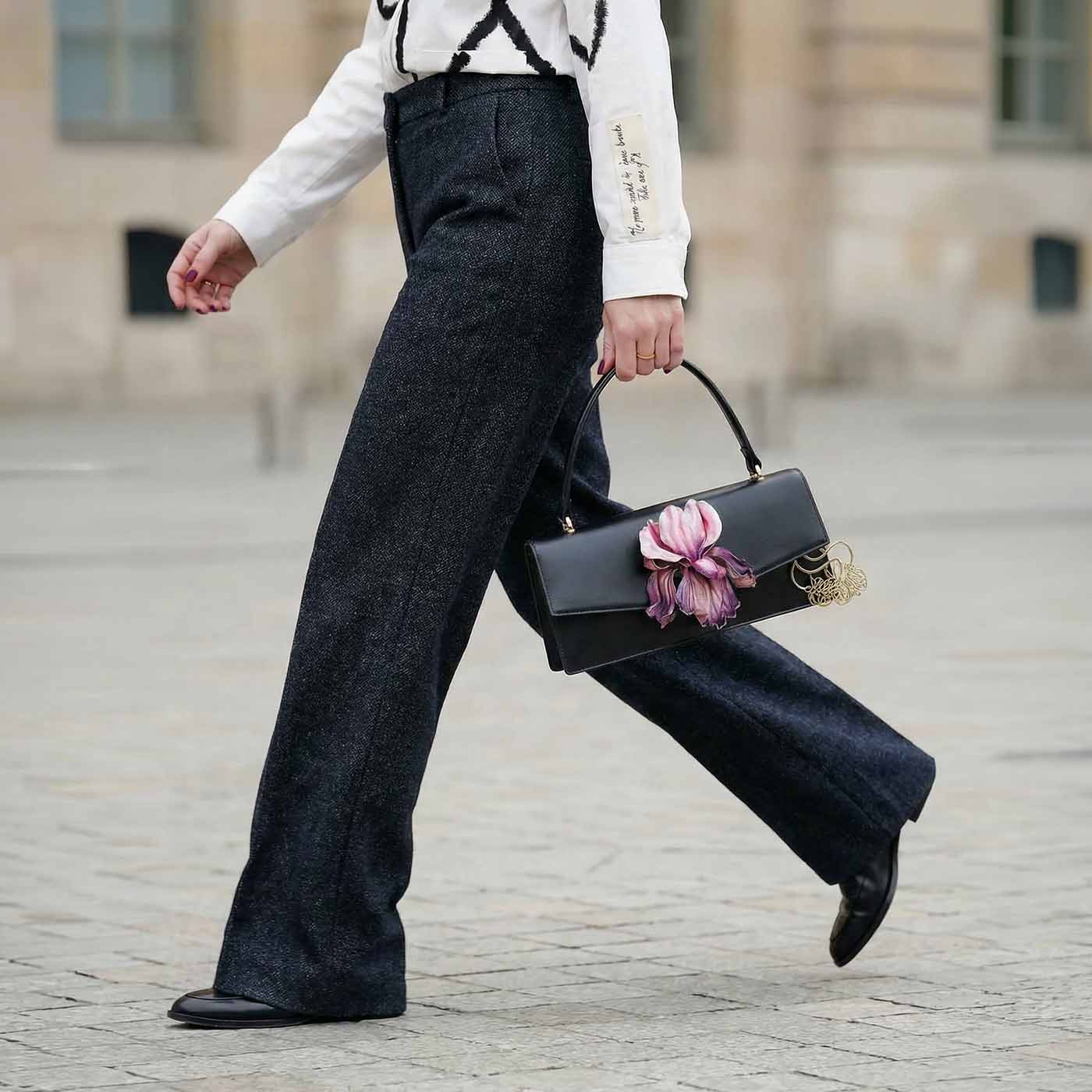 Elegante Handtasche aus schwarzem Leder mit Blume